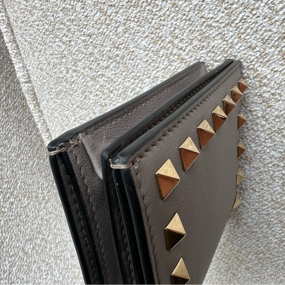 Gorgeous Valentino Garavni Rock stud compact wallet second hand - Picture 6 of 10